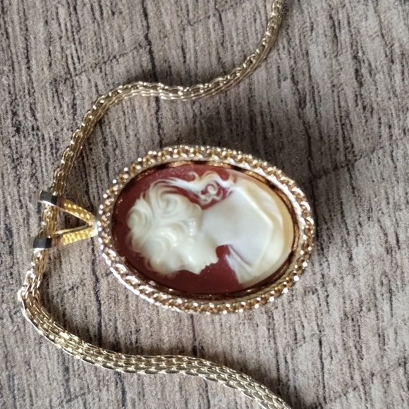Vintage cameo silhouette necklace, gold color - Picture 2 of 5
